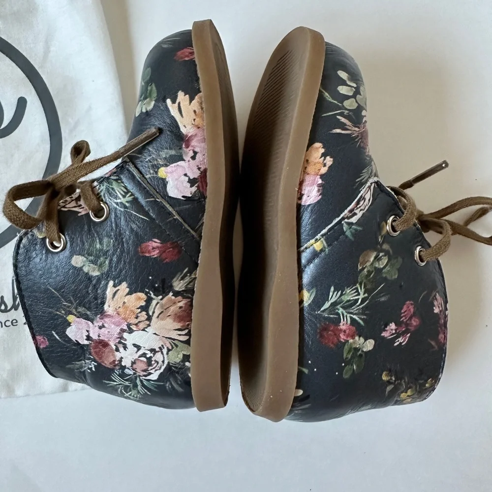 Size 6 WILDFLOWER BOUQUET Floral Oxford Chukka‎ Mon Petit Shoes Boots Hard Soles